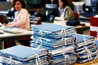Tο Γενικό Λογιστήριο του Κράτους έχει υπολογίσει το κόστος της επαναφοράς 13ου και 14ου μισθού στο Δημόσιο σε περίπου 2,1 δισ. ευρώ ετησίως
